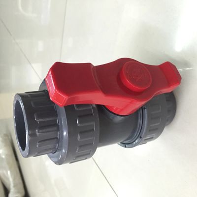 Schwarzes Doppelt-Verbands-Kugelventil des Rot-DN20 UPVC